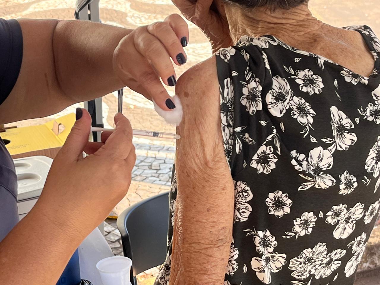 Vigilância Epidemiológica realizou vacinação na Feira Livre