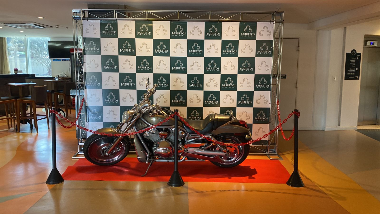 Exposição de motos antigas e mostra de cartazes alusiva ao Barretos Motorcycles têm entrada gratuita no Barretos Park Hotel