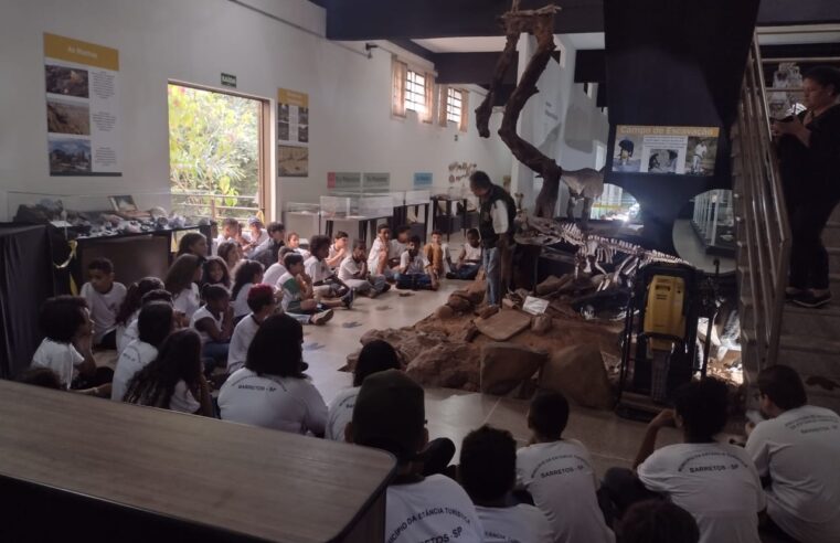 Alunos da E.M. Prof. Giuseppe Carnímeo visitam museu de Paleontologia em Monte Alto