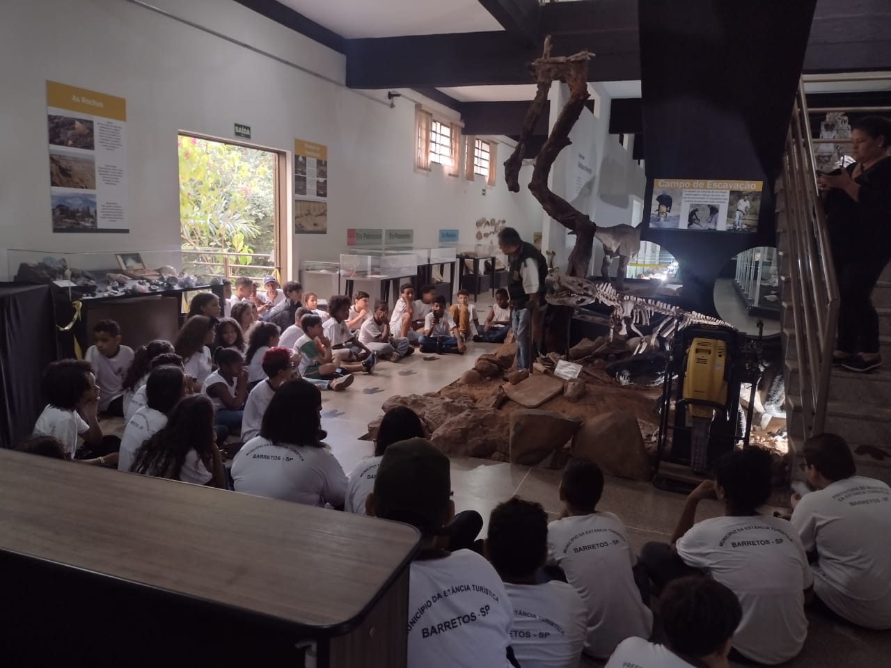 Alunos da E.M. Prof. Giuseppe Carnímeo visitam museu de Paleontologia em Monte Alto