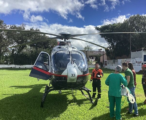 UTI aeromóvel da PM de SP socorre idosa em estado grave no RS