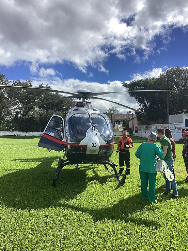 UTI aeromóvel da PM de SP socorre idosa em estado grave no RS