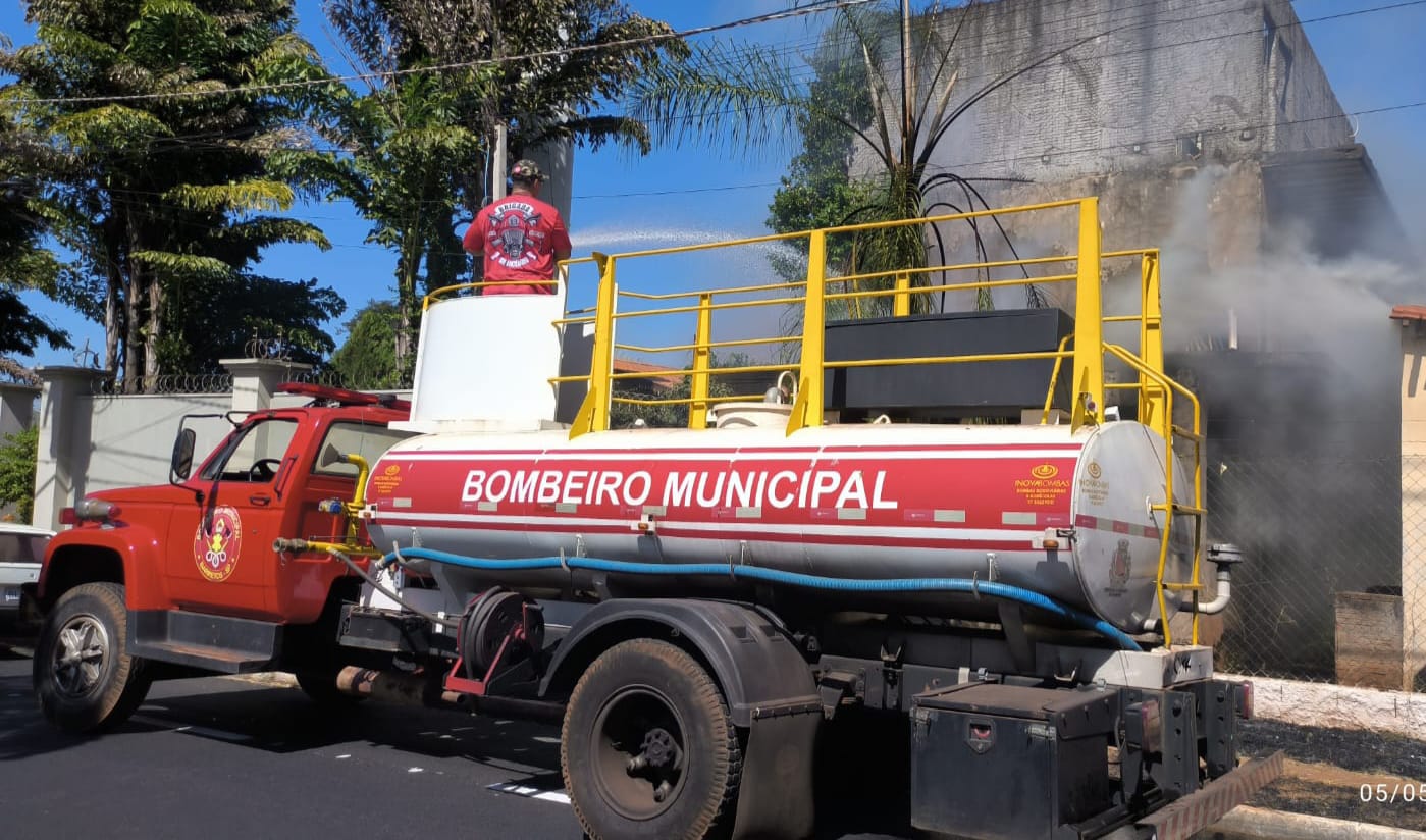 Bombeiros municipais combatem incêndio em residência abandonada