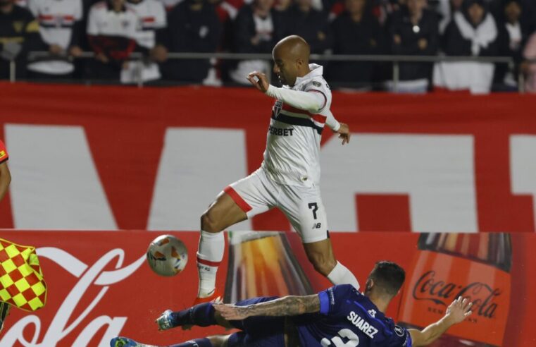 São Paulo vence e termina líder do Grupo B da Libertadores