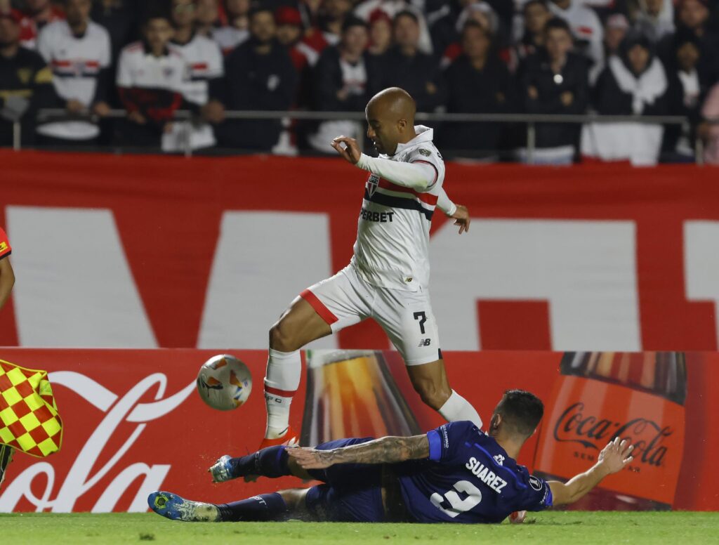 São Paulo vence e termina líder do Grupo B da Libertadores