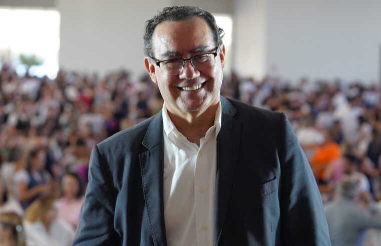 Augusto Cury ministra palestra para colaboradores do Hospital de Amor