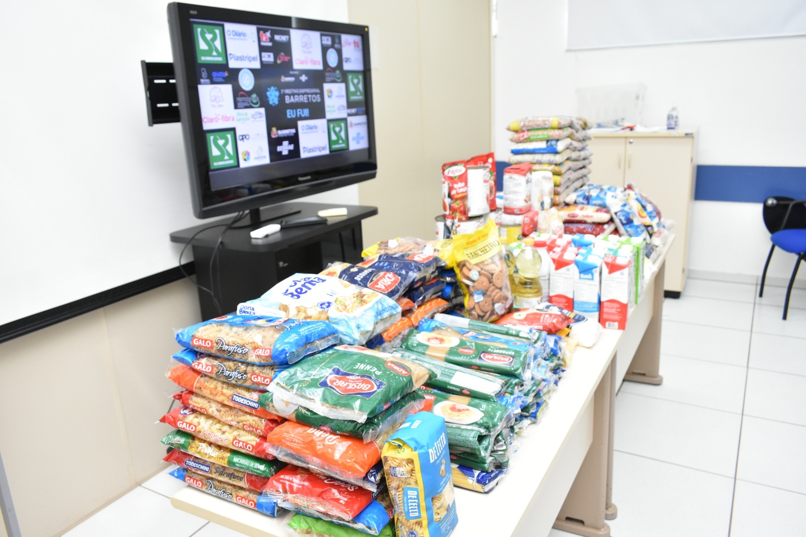 Mais de 200 kg de alimentos são doados ao Fundo Social de Solidariedade