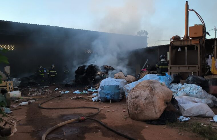 Bombeiros combatem incêndio em deposito de reciclagem