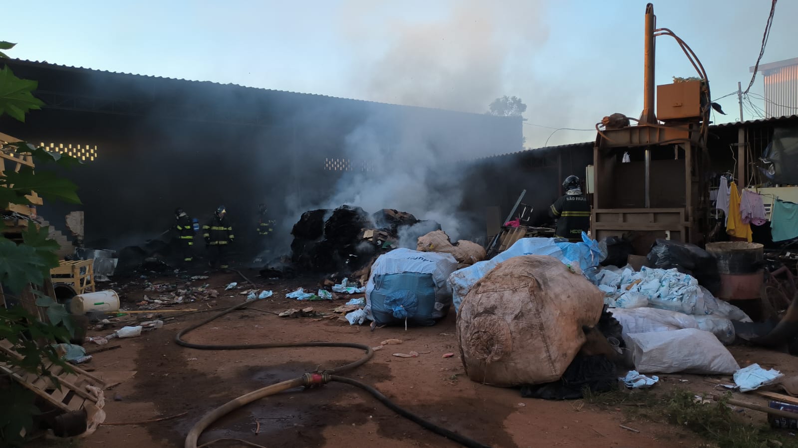 Bombeiros combatem incêndio em deposito de reciclagem