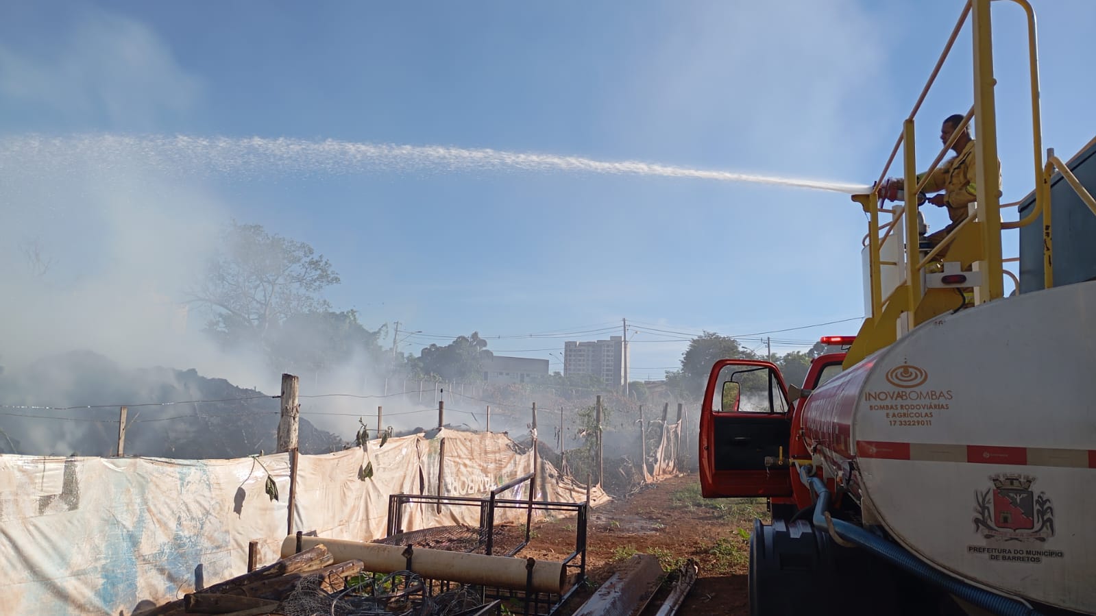 Defesa Civil combate incêndio em Ecoponto do Nadir Kenan