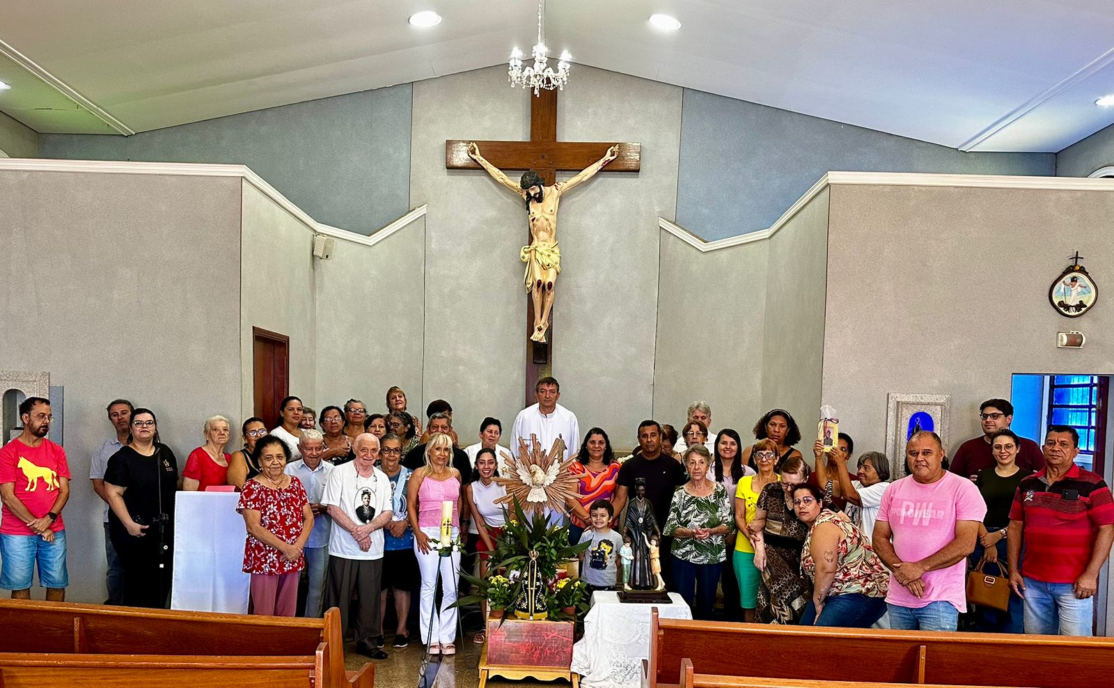 Paróquia Santo Antônio recebe imagens do Divino Espírito Santo e Nossa Senhora