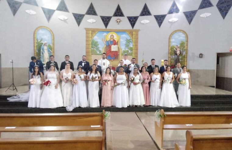 Paróquia celebra matrimônio de 12 casais em casamento comunitário