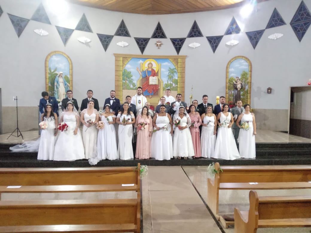 Paróquia celebra matrimônio de 12 casais em casamento comunitário