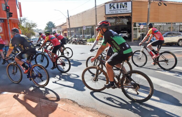 Prefeitura e Detran realizam passeio ciclístico por um trânsito mais seguro, no centro de Barretos