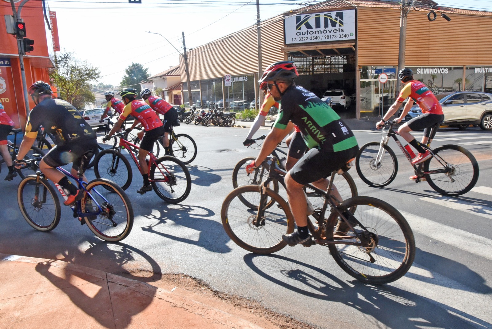 Prefeitura e Detran realizam passeio ciclístico por um trânsito mais seguro, no centro de Barretos