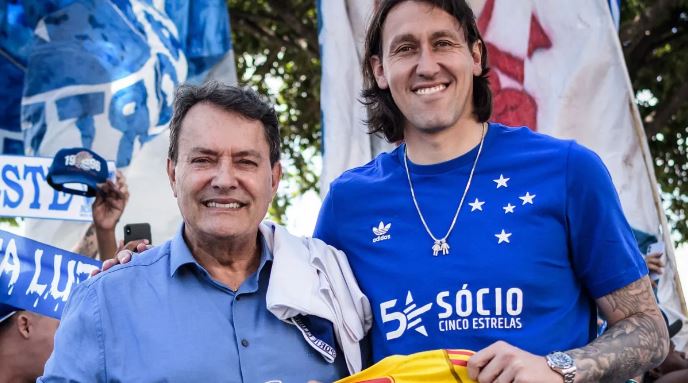 Goleiro Cássio é recebido por torcedores do Cruzeiro em Minas