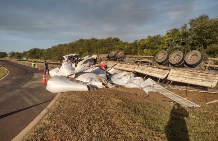 Motorista é socorrido após caminhão tombar em alça de acesso na Faria Lima