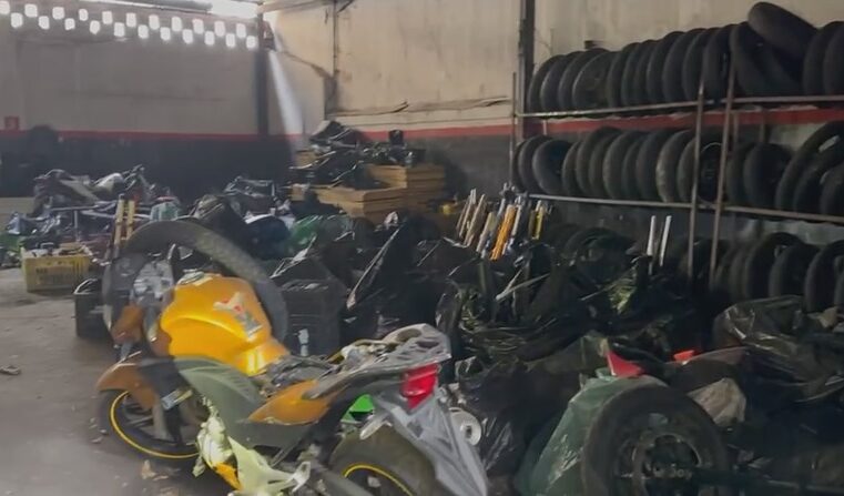 Deic encontra desmanche com R$ 1,5 milhão em peças de motos