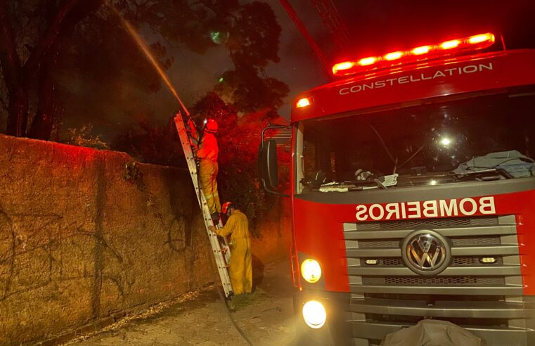 Bombeiros combatem incêndio na antiga sede da AABB