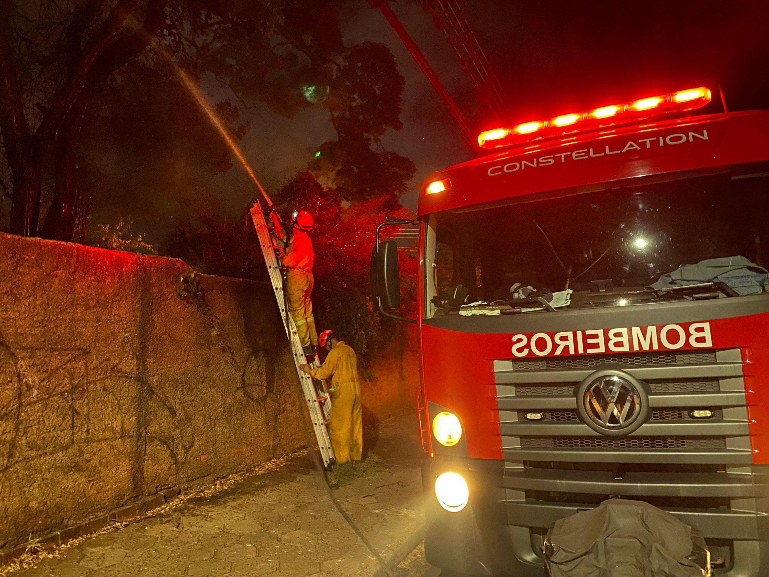 Bombeiros combatem incêndio na antiga sede da AABB