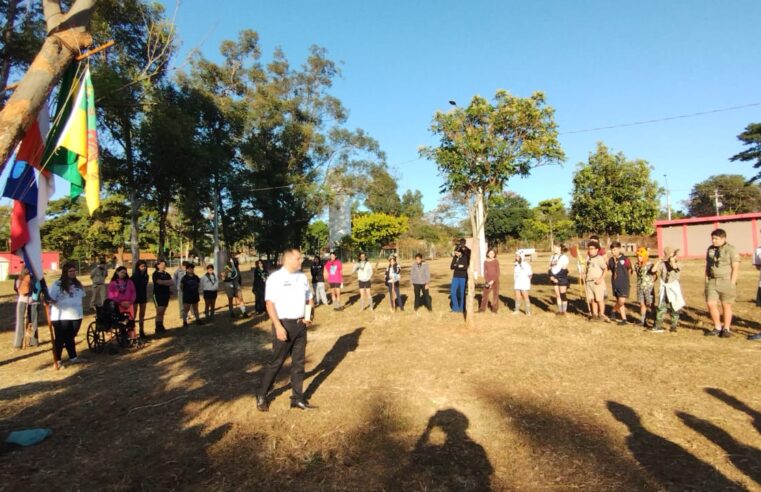 Escoteiros participam de  acampamento no Parque