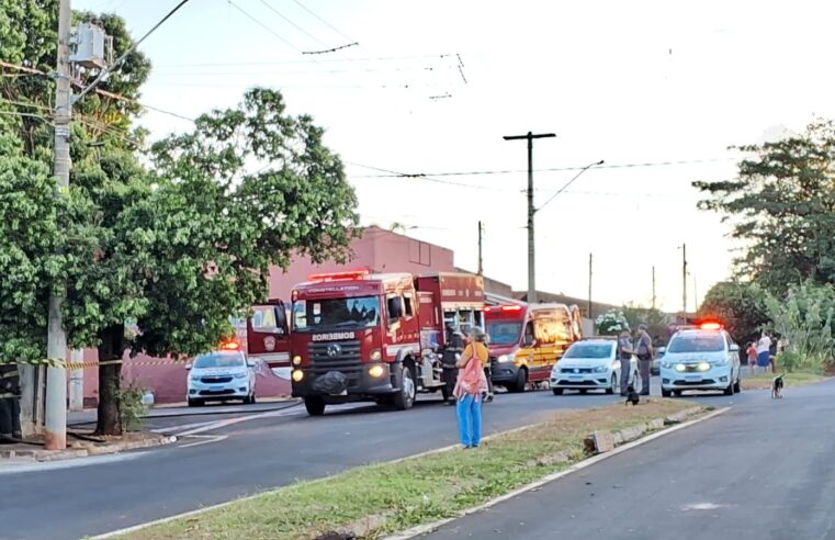 Bombeiros combatem incêndio em casa no Barretos 2