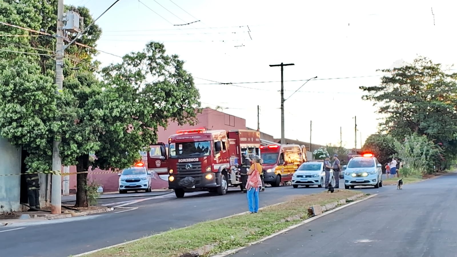 Bombeiros combatem incêndio em casa no Barretos 2