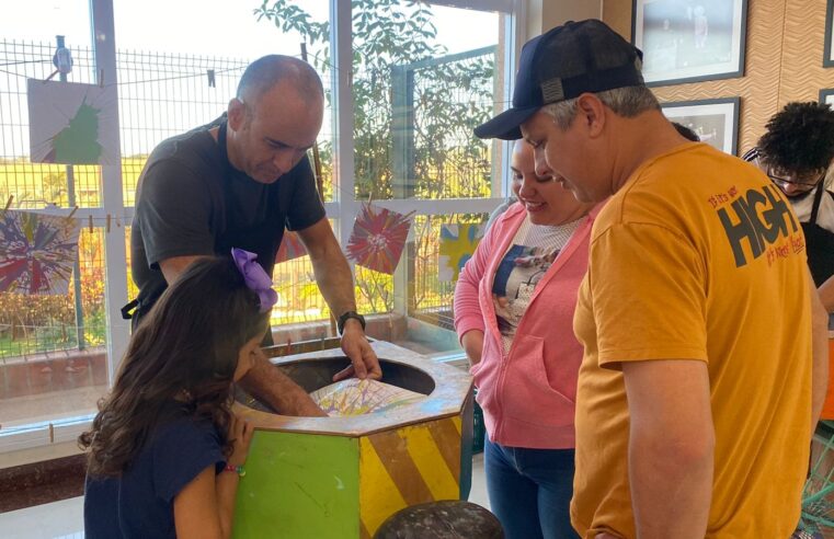 Crianças em tratamento no Hospital de Amor se divertem com oficina que usa bicicletas para pinturas, as “Splashcletas”