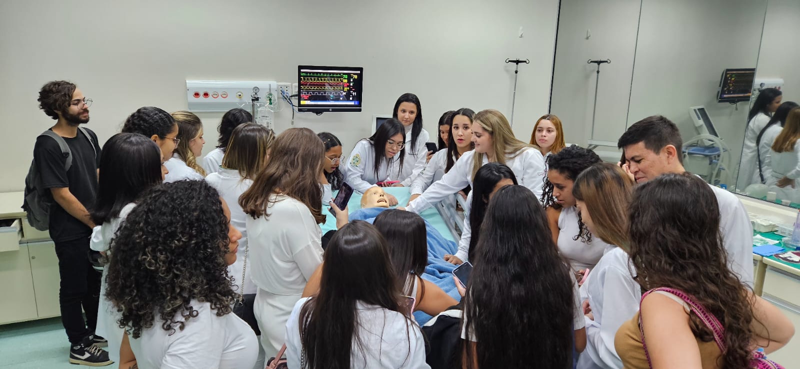 Alunos de Biomedicina do UNIFEB encerram semestre com visita técnica nos laboratórios da FACISB