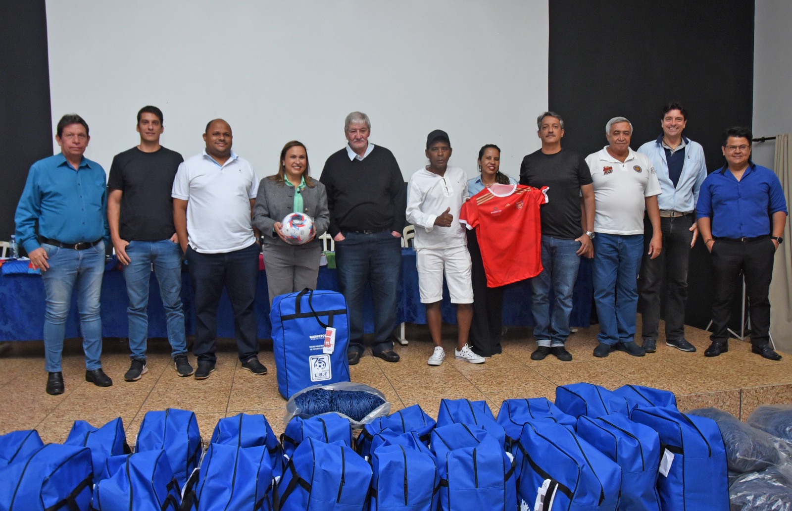 Prefeitura de Barretos entrega materiais esportivos para equipes do Campeonato Varzeano 2024