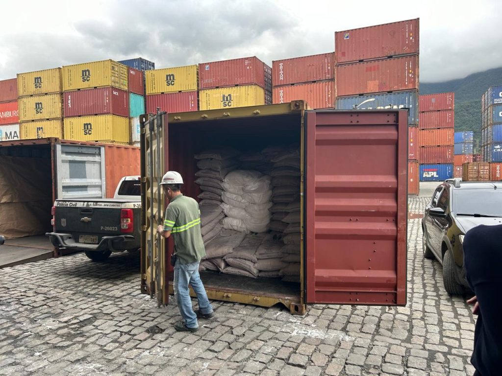 Polícia encontra meia tonelada de cocaína em contêiner de açúcar no litoral de SP