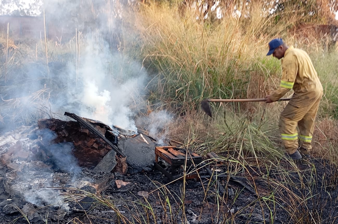 Fogo em vegetação é combatido no Santa Isabel