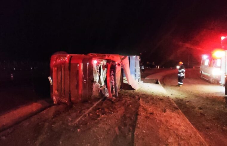 Carreta carregada com gado tomba em trevo de Olímpia