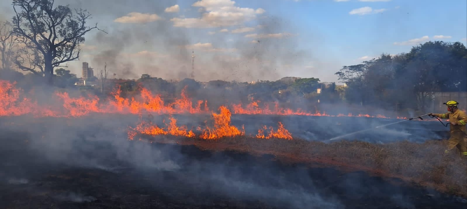 Defesa Civil e Bombeiros apagam incêndio em propriedade rural
