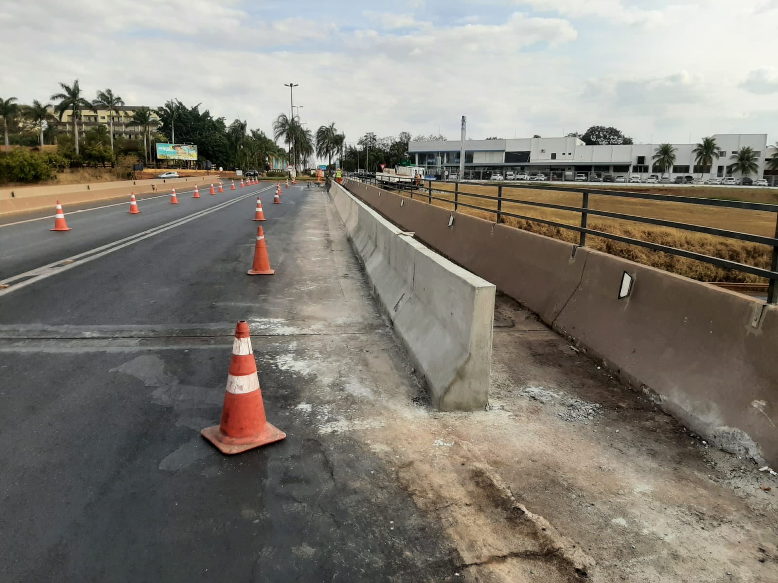 Concessionária faz passagem de pedestres em viaduto