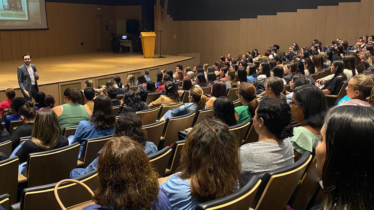 Mais de 700 professores da rede pública na palestra do Instituto Cultural do HA