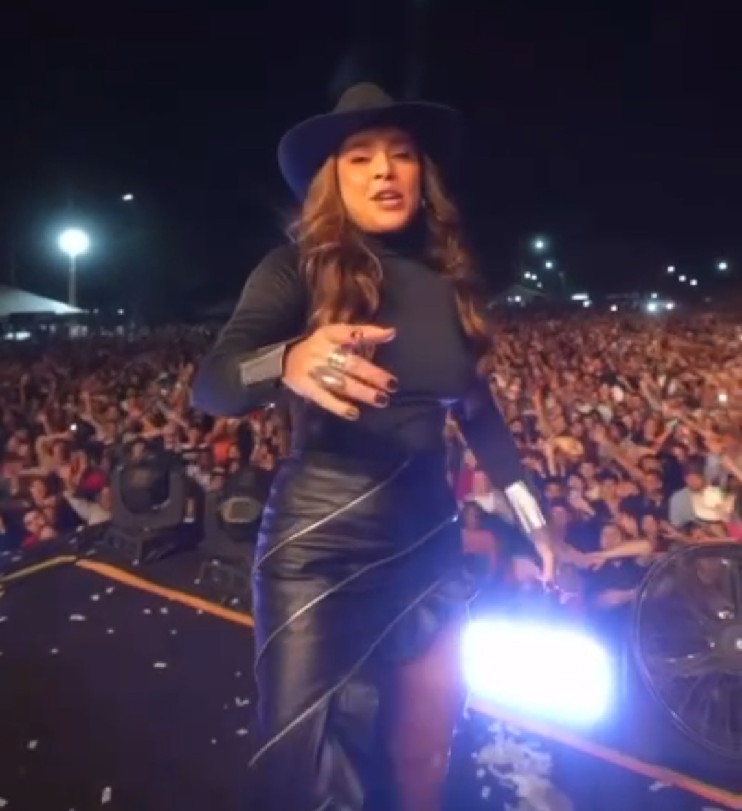 Show de Lauana Prado leva mais de 15 mil fãs na Festa do Cavalo