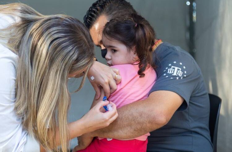 Vacinação: SP orienta pais a aproveitarem férias para atualizar caderneta das crianças