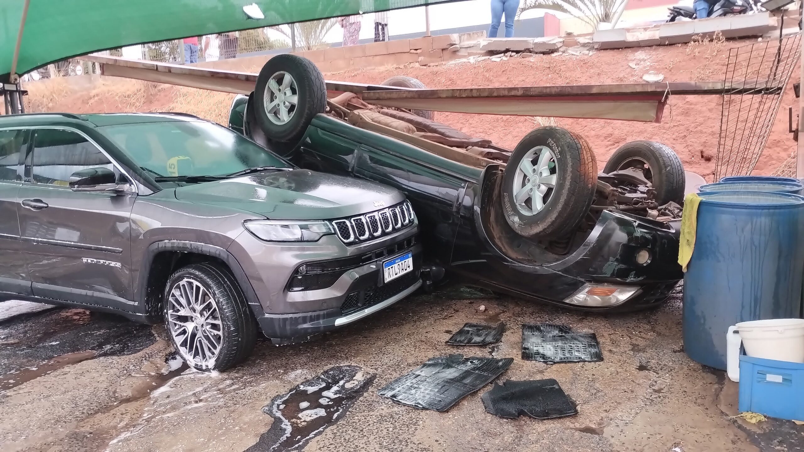 Motorista perde controle e atinge veículo em estacionamento do Shopping