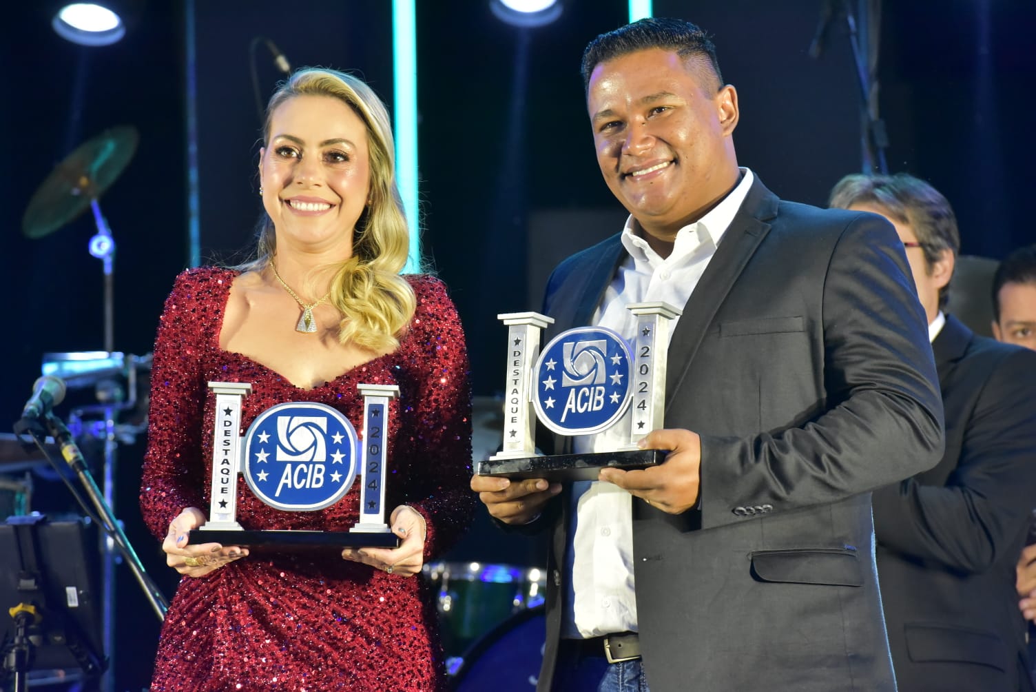 Noite de gala marca homenagens para Anderson Oliveira, Jackelyne Rossini e destaques do comércio