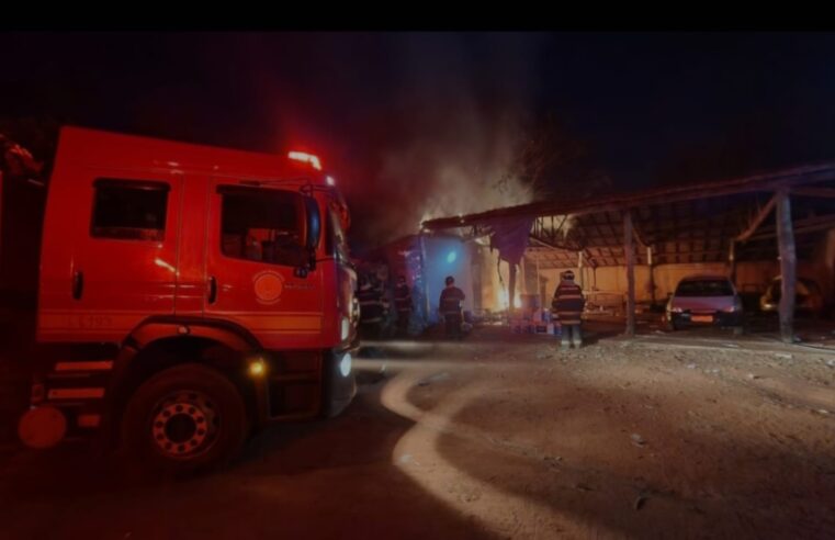 Bombeiros apagam incêndio em imóvel de propriedade rural