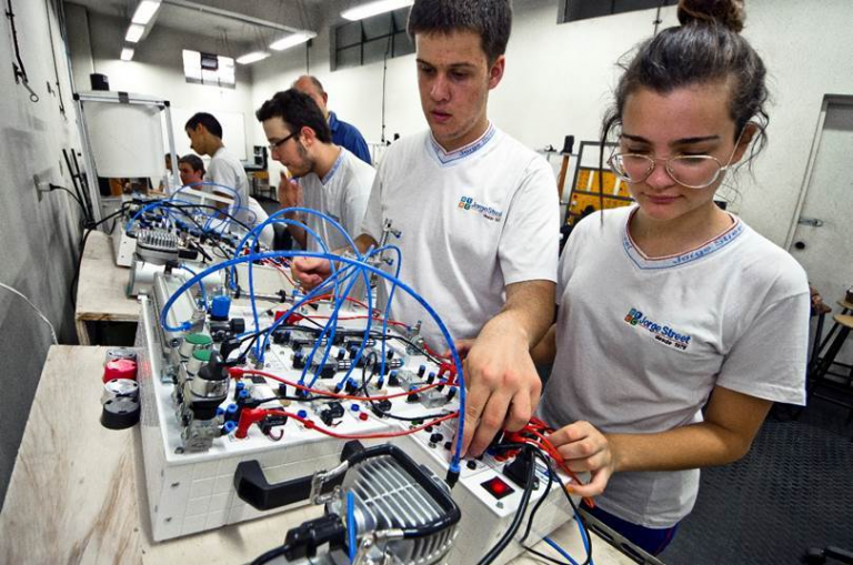 SP vai contratar até 3 mil profissionais em escolas técnicas; veja como participar