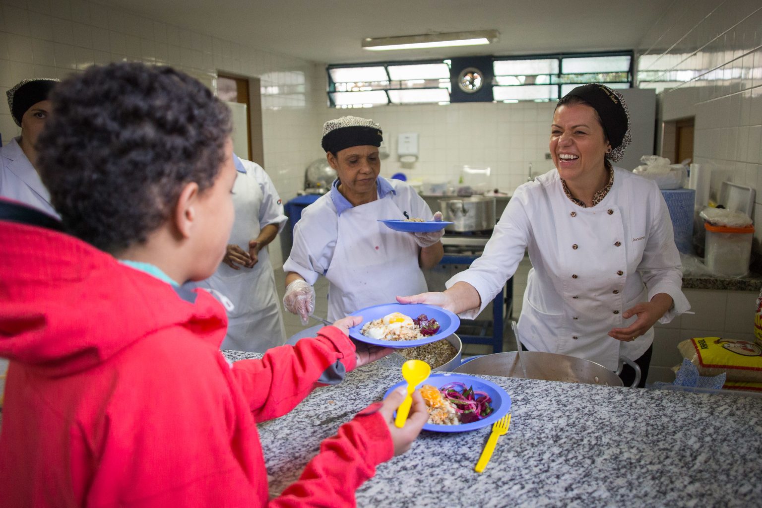 Educação de SP lança concurso para cozinheiras e cozinheiros da rede estadual