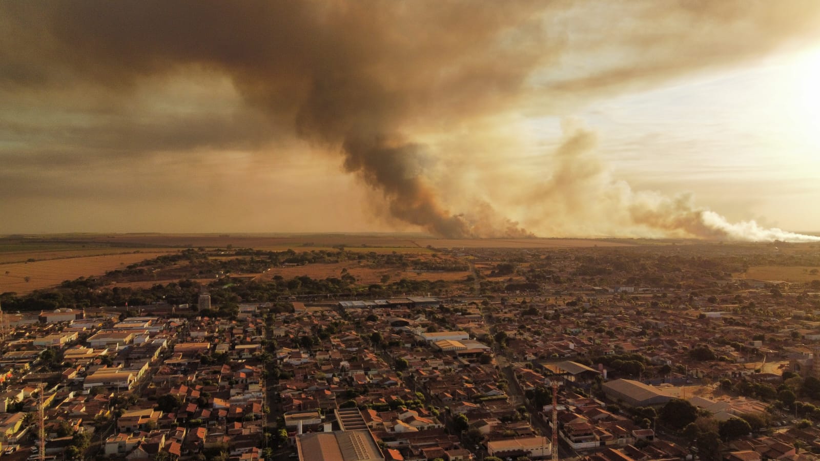 Barretos registra dia de intensas queimadas em canaviais