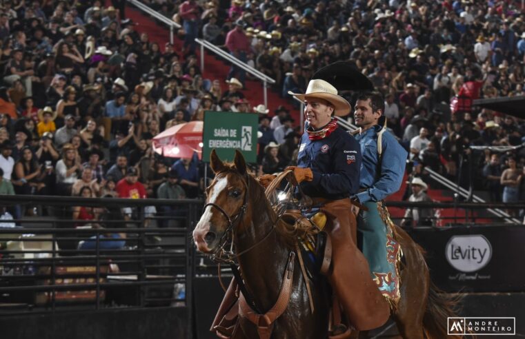 Carlos Rosa vence segunda noite de disputas do Bareback