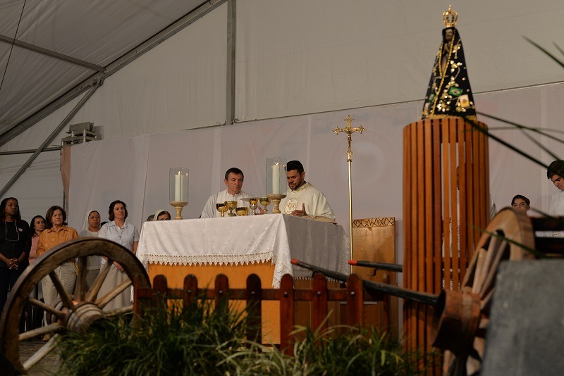 Missa sertaneja homenageia Os Independentes e une comunidade em oração