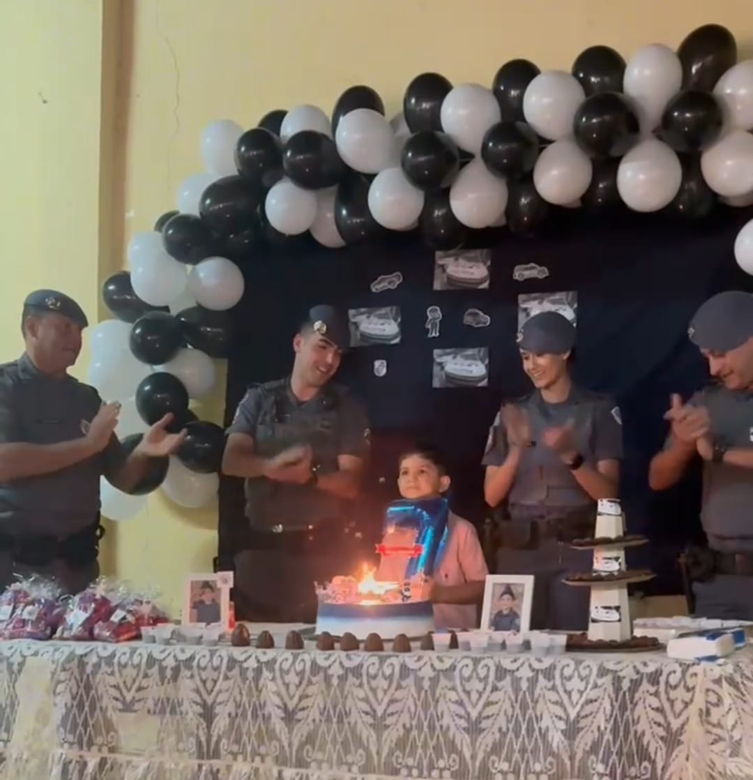 Criança recebe visita da PM em seu aniversário de 7 anos