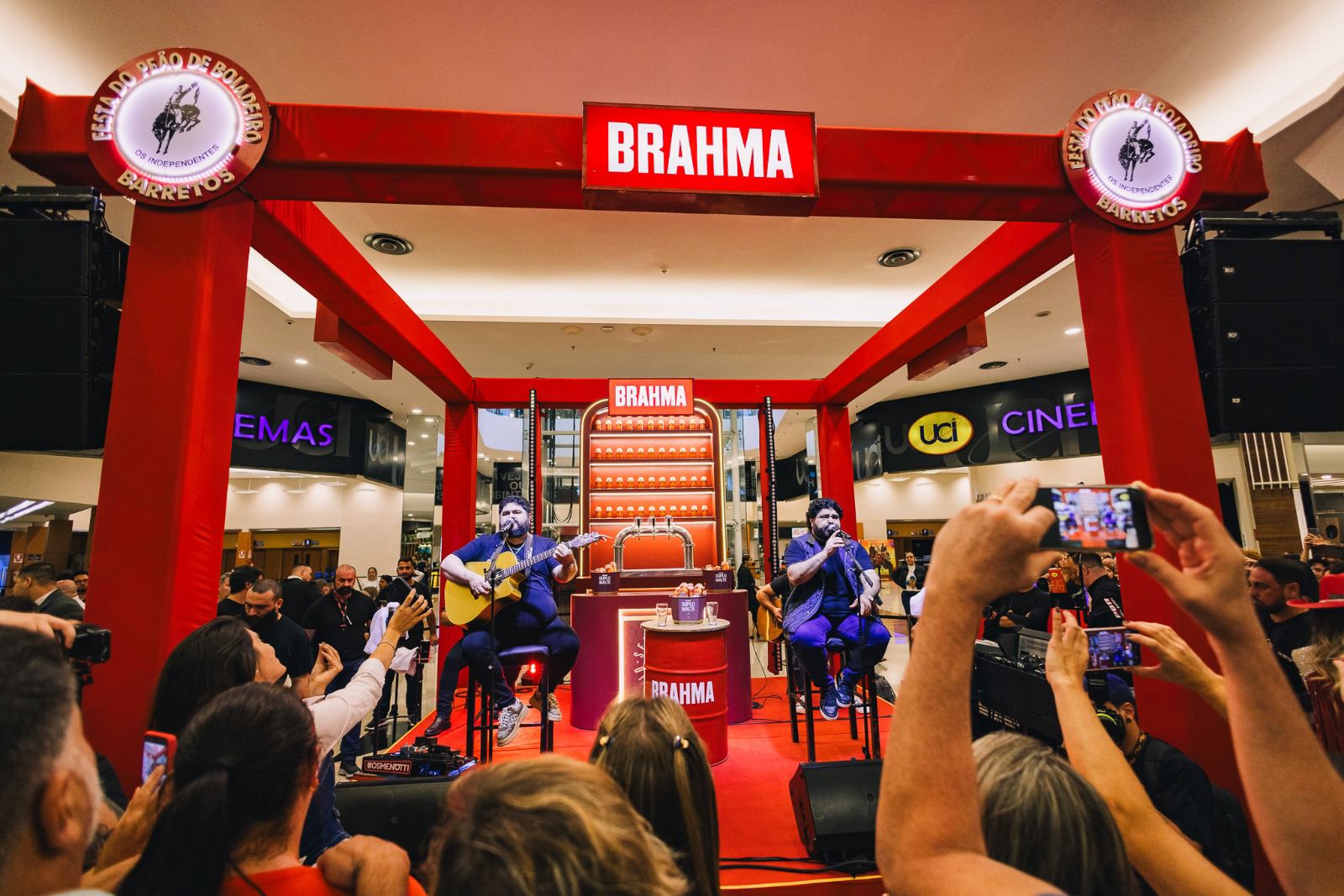 Brahma leva César Menotti e Fabiano para pocket show surpresa no RibeirãoShopping