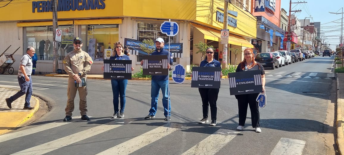 Ação no centro orienta população no Dia do Pedestre do Pedestre