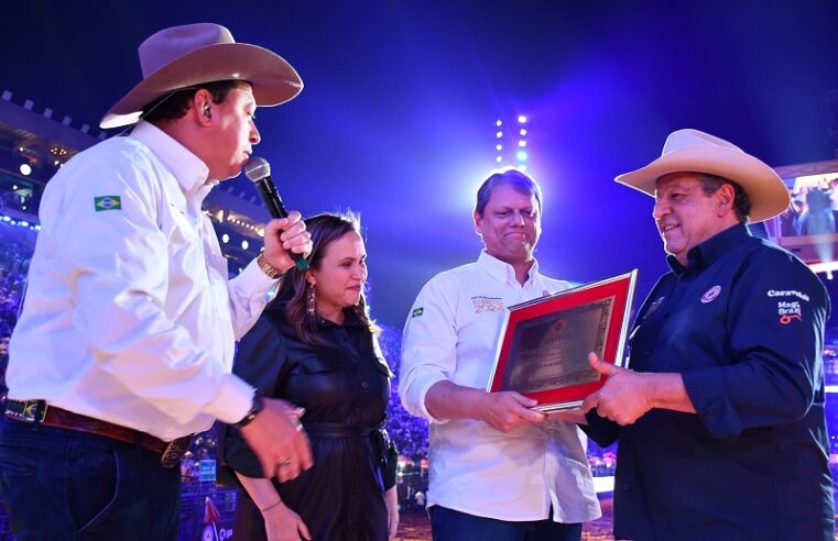 Tarcísio de Freitas  recebe título de Independente Honorário na Arena de Barretos